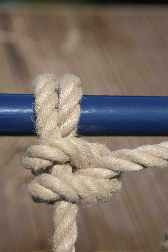 Essential Power Boating Knots: round turn and two half hitches