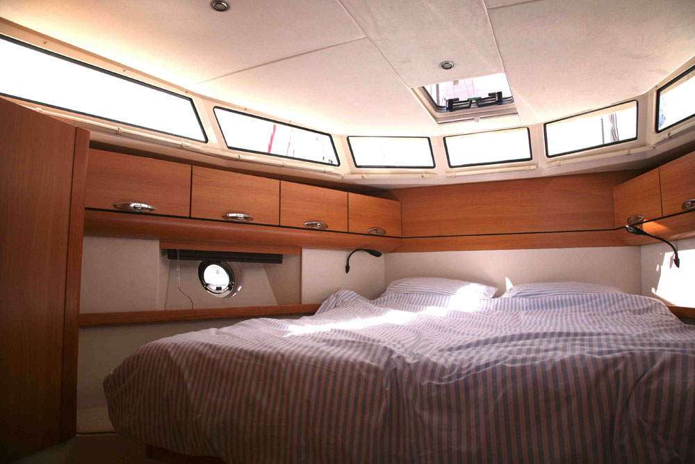 Clever foredeck headroom and light