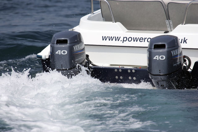 Power catamaran independent engines