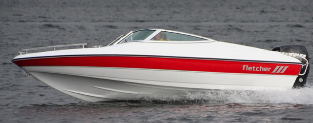 Persoon vaart hard op kalm water met een boot van het merk Fletcher. 