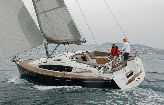 Jeanneau 41 DS under sail