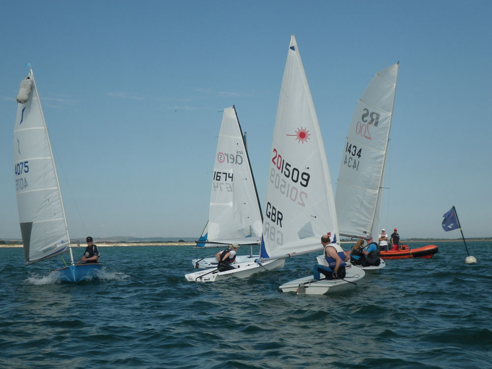 Voile à une main: les meilleurs dériveurs pour les débutants