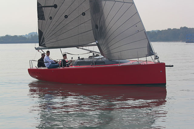Huzar 28: sportsboat-style daysailer