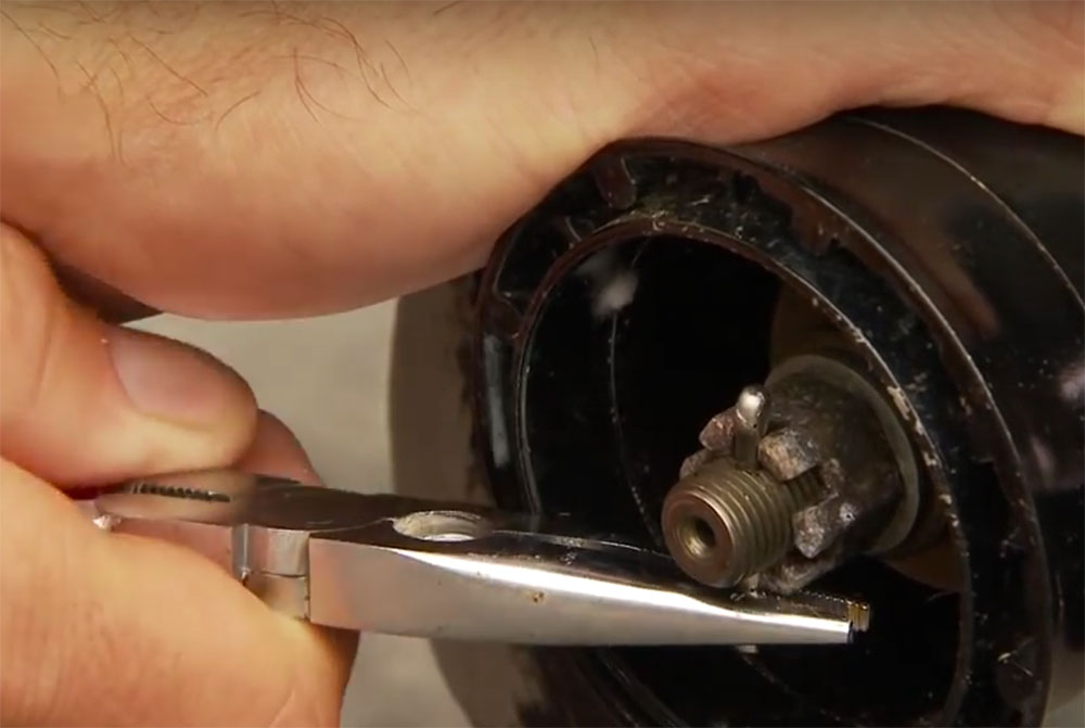 Change a propeller: straighten and remove the cotter pin.