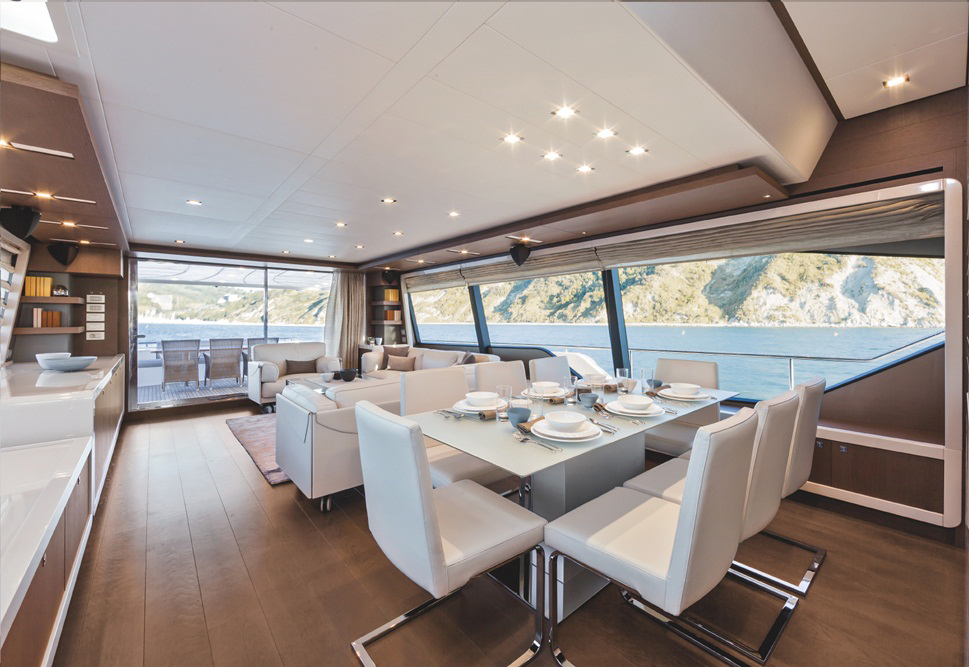 Ferretti Yachts 870: Dining and main saloon
