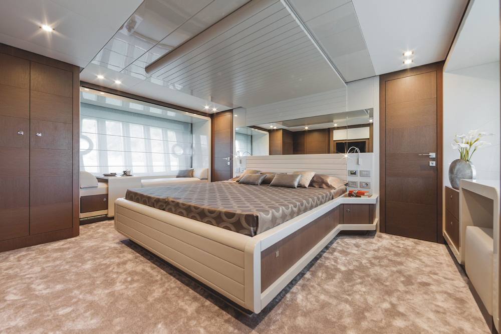 Ferretti Yachts 870: Master stateroom