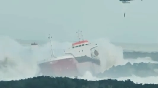 Ship breaks in two: amazing video