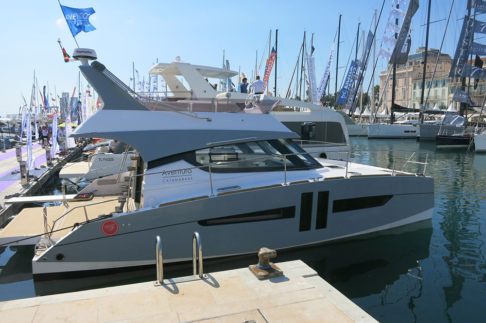 Aventura 10. Power launched