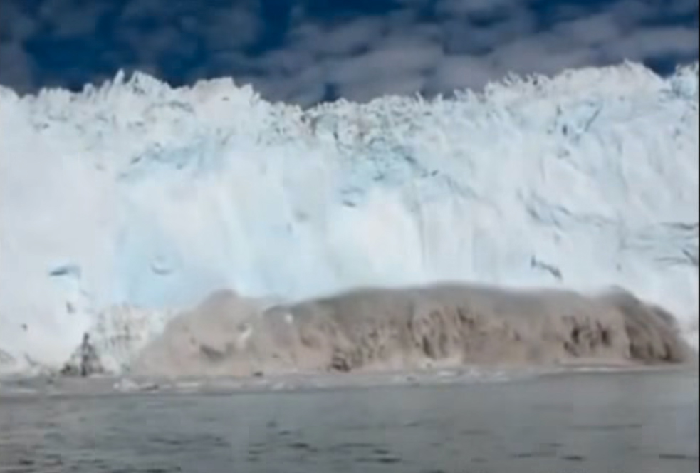 Glacier's huge wave vs small boat
